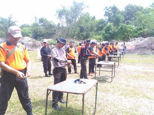120 Personil Polres Kampar Latihan Menembak